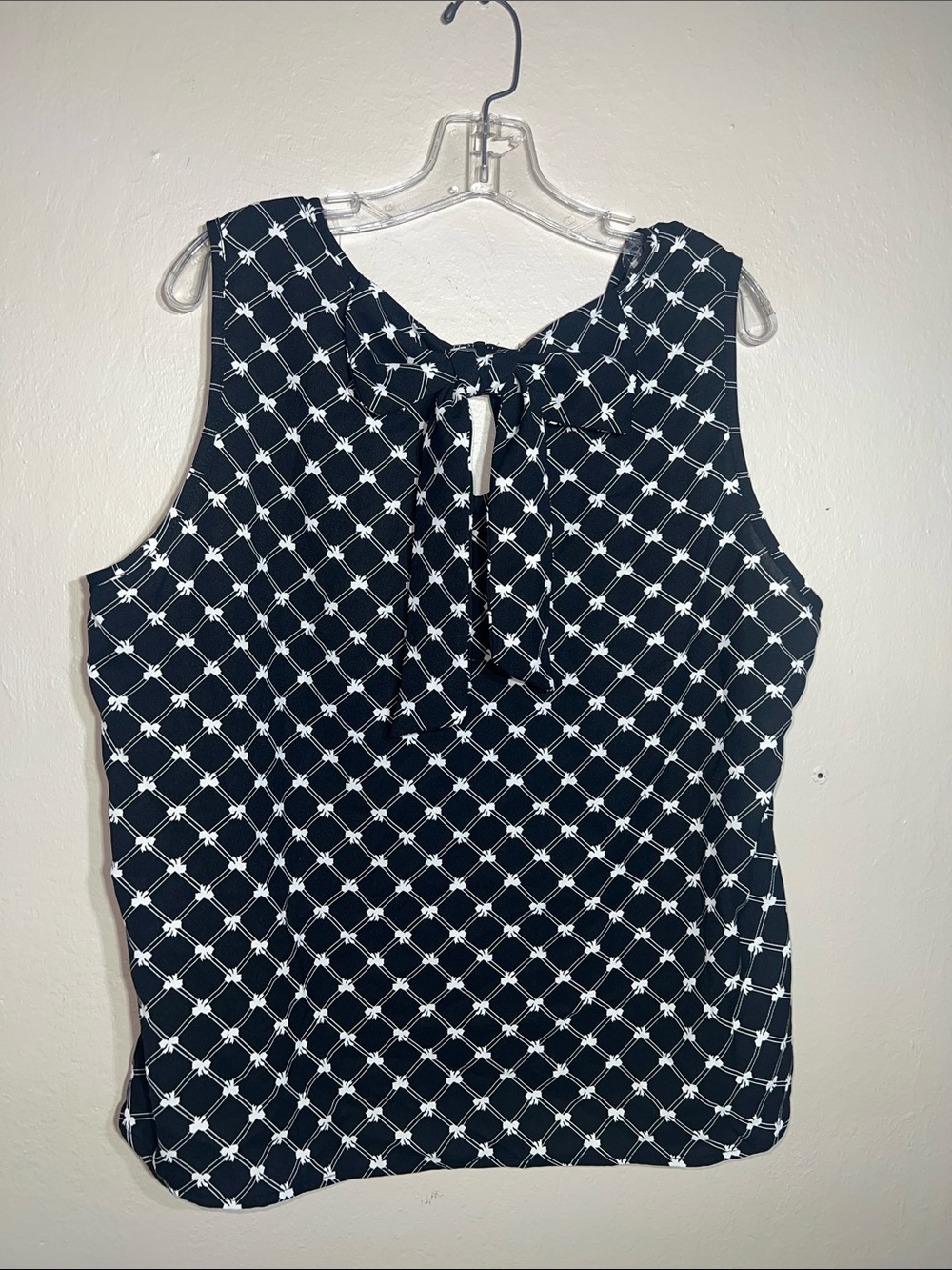 NWT Love to be Loved sleeveless Blouse black/white bows .bow on back